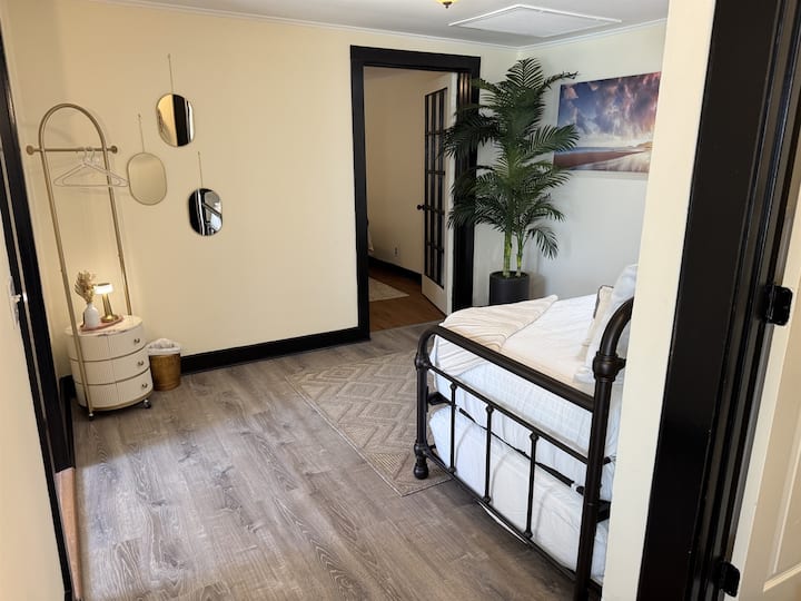 Веднаш зад спалната соба со брачен кревет (широк 150-179 см) има голем заеднички простор со двоен кревет за дополнително спиење