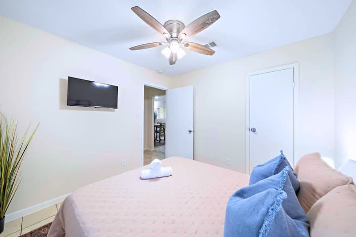 საძინებელი: მყუდრო საცხოვრებელი ნათელი სივრცით, რბილი საწოლით, თანამედროვე ტელევიზორითა და გამაგრილებელი ჭერის ვენტილატორით.