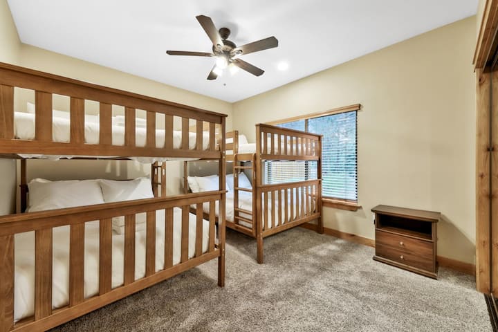 Тази стая вече има много издръжлив двуетажен комплект легла и единично пълно легло в нея. Общо 3 пълни легла.