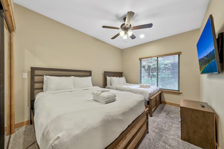 Тази стая вече има много издръжлив двуетажен комплект легла и единично пълно легло в нея. Общо 3 пълни легла.