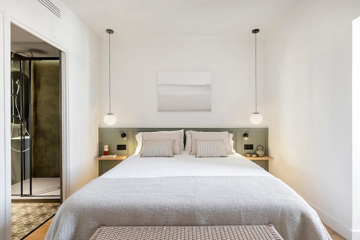 Veľká hlavná spálňa má luxusný matrac veľkosti King s vlastnou kúpeľňou.  Všetky spálne sa nachádzajú v zadnej časti apartmánu, ďaleko od ulice, pre maximálny pokoj a pohodlie.
