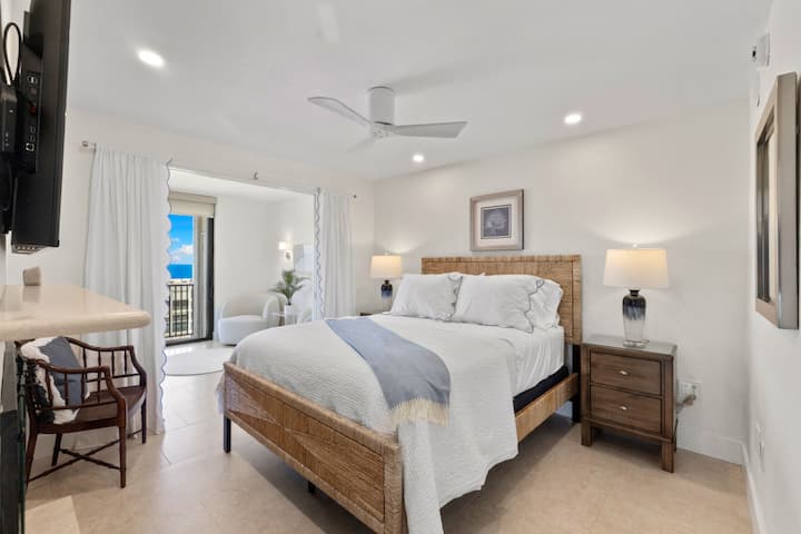 Chumba cha kupendeza cha wageni kilicho na ufikiaji wa roshani na starehe ya pwani yenye upepo mkali