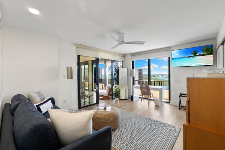 Pango la starehe lenye kitanda cha sofa, televisheni mahiri na ufikiaji wa roshani kwenye Ghuba