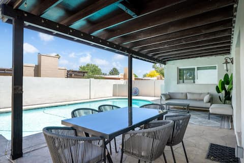 Modern Comfort~ Pool~ BBQ~ Prime Location