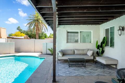 Modern Comfort~ Pool~ BBQ~ Prime Location