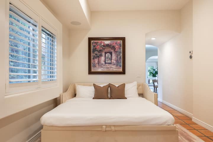 Den con cama tamaño king