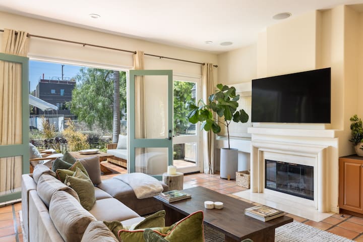 The Canal Escape – canal-front Italian villa gallery image 2