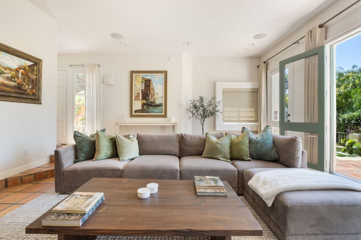 The Canal Escape – canal-front Italian villa gallery image 4