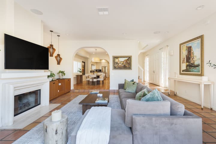 The Canal Escape – canal-front Italian villa gallery image 3