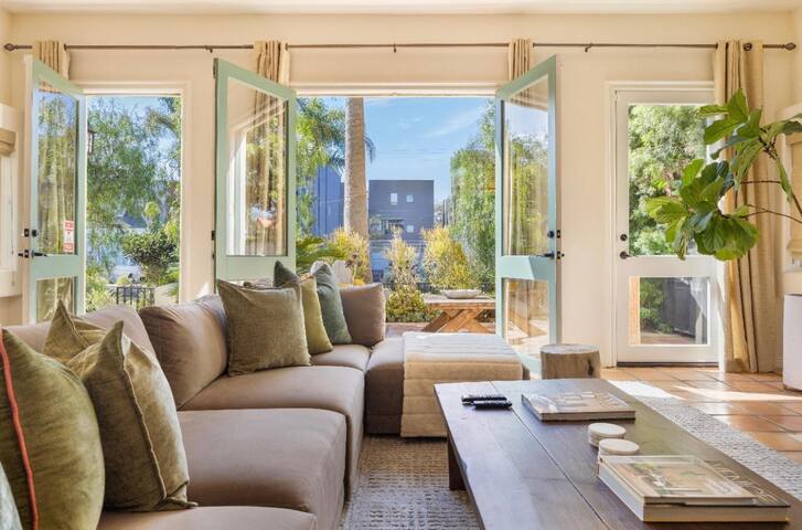 The Canal Escape – canal-front Italian villa