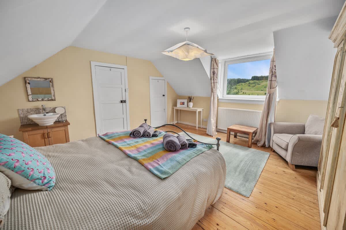 Dormitorio principal con cama tamaño king y vistas impresionantes