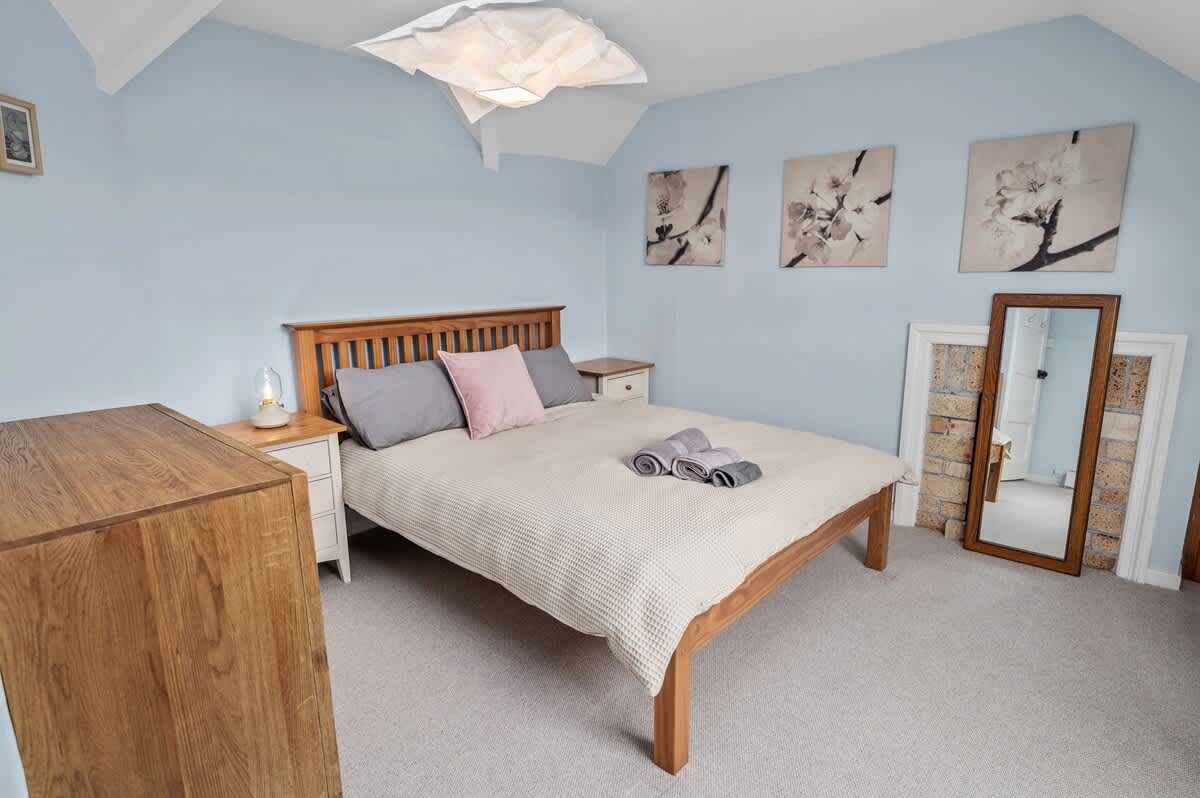 Cómodo segundo dormitorio en la planta superior