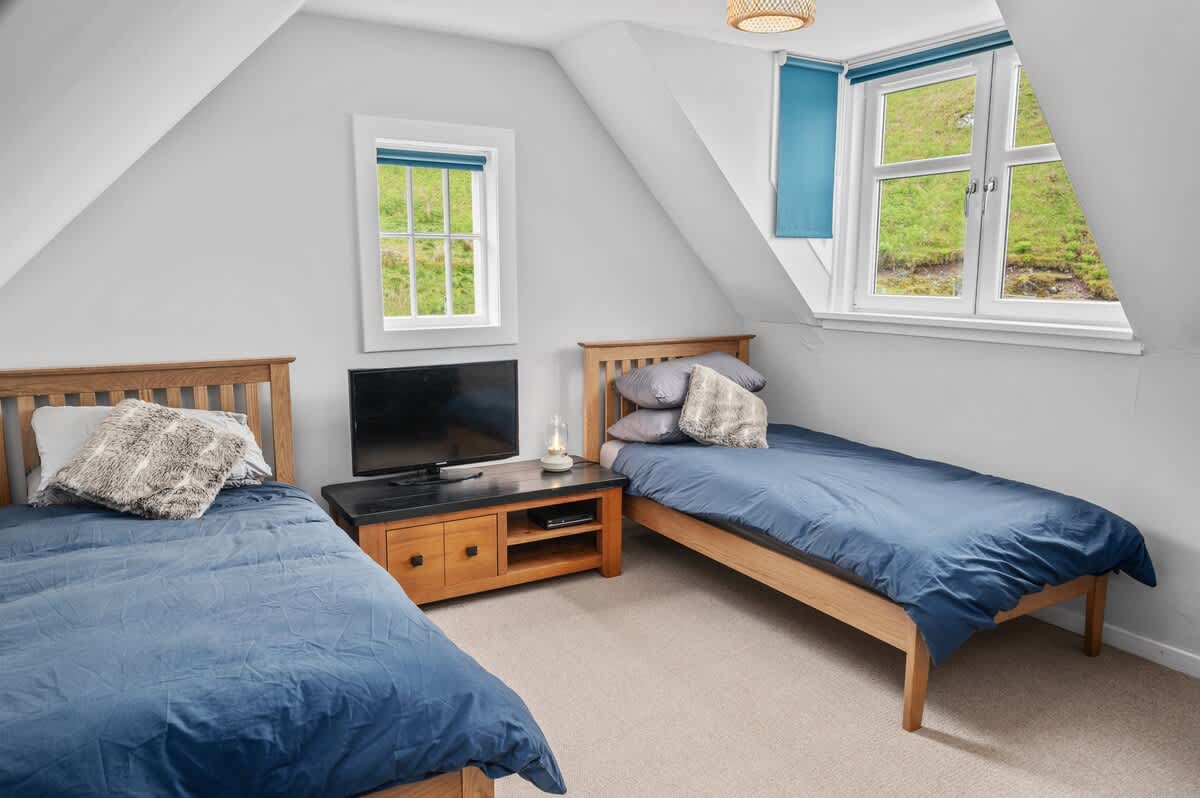 Dormitorio doble en la planta superior con TV