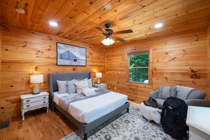 חדר שינה ראשי עם מיטת קווין סייז