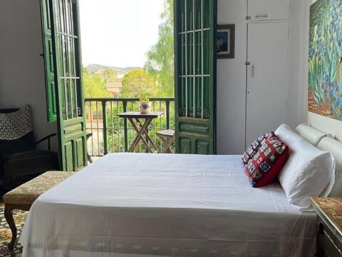 La Maria: Mediterranean Inn