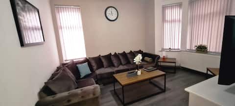 Top Airbnb: Manchester Gem: Large House with 8 Bedrooms in Longsight