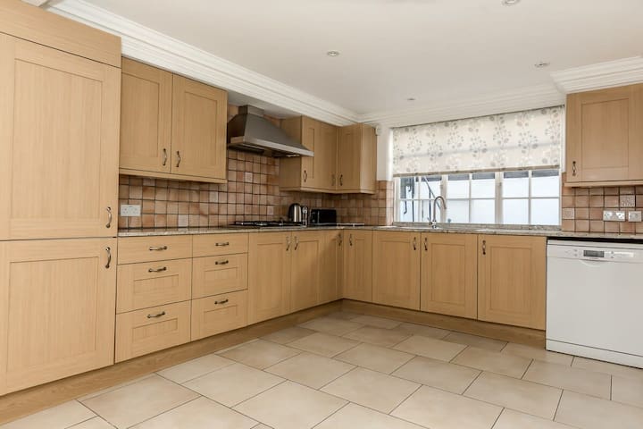 Stunning 3BR Home With Terrace in Knightsbridge gallery image 4