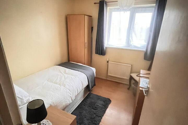 2 Bed-Sleeps5-Free Parking-10 min Walk underground gallery image 2