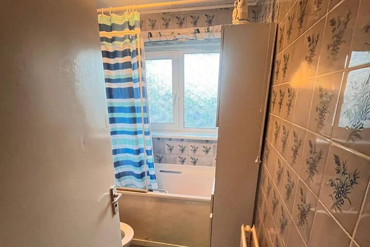 2 Bed-Sleeps5-Free Parking-10 min Walk underground gallery image 5