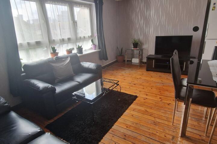 2 Bed-Sleeps5-Free Parking-10 min Walk underground gallery image 3