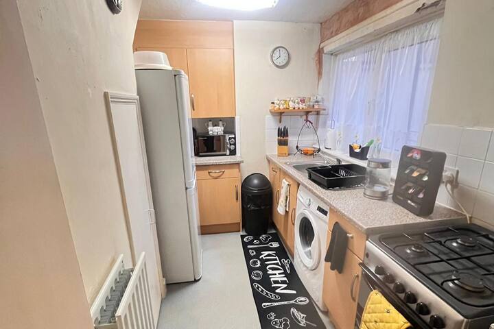 2 Bed-Sleeps5-Free Parking-10 min Walk underground gallery image 4