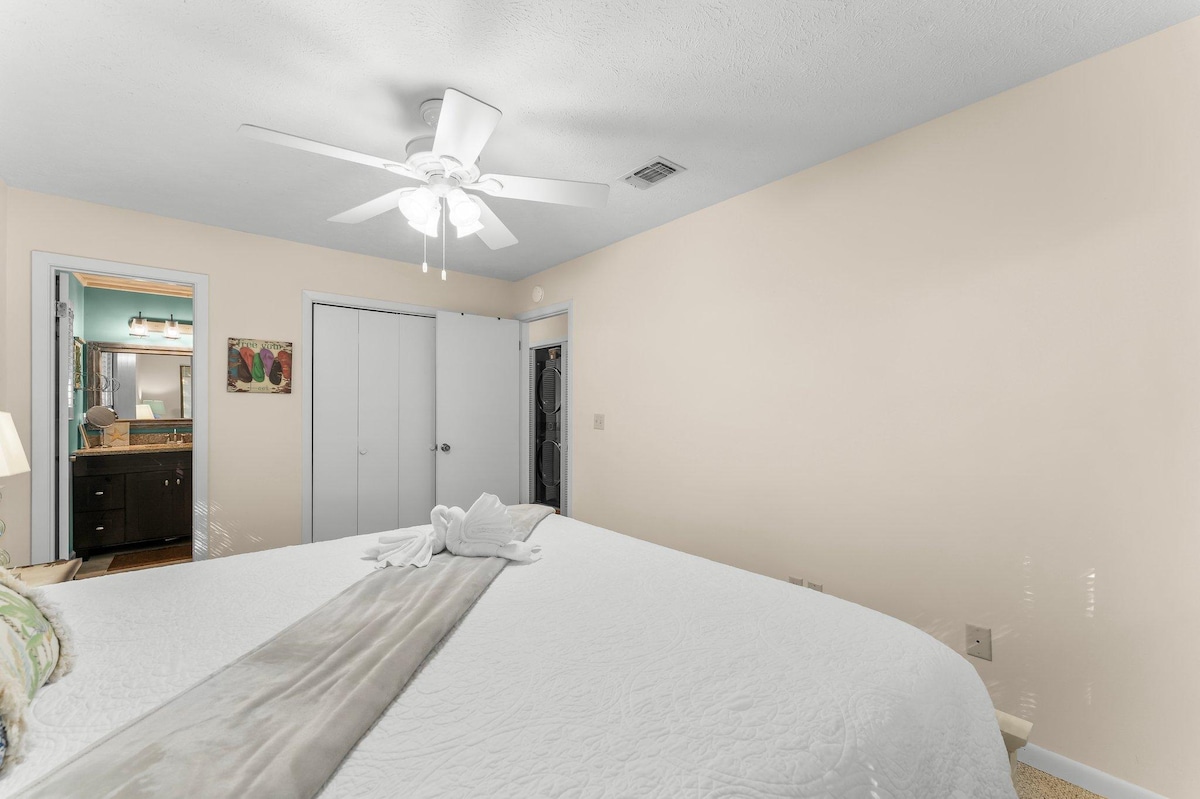 Glavna spavaća soba s glavnom kupaonicom 