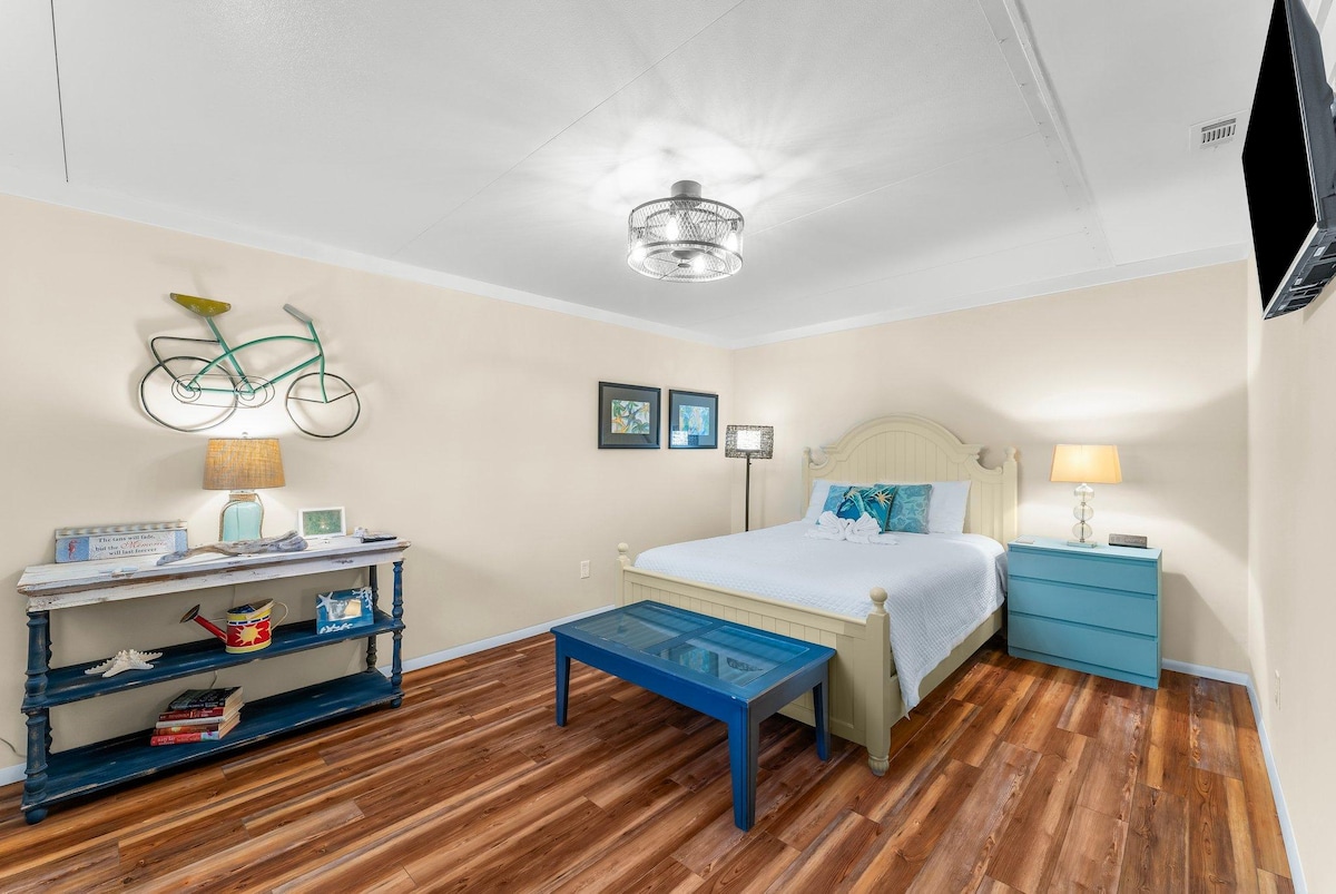 Bračni krevet (160x200) s TV-om od 43 inča