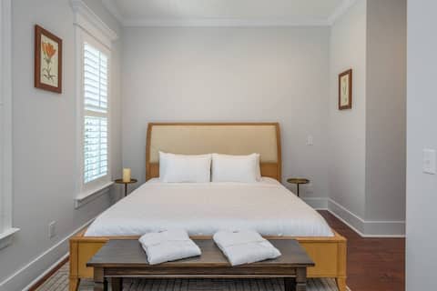 Top Airbnb: Rose House - 2 Primary Suites, Easy Parking in Savannah