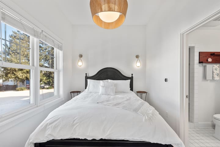 Lagana i svijetla spavaća soba s bračnim krevetom