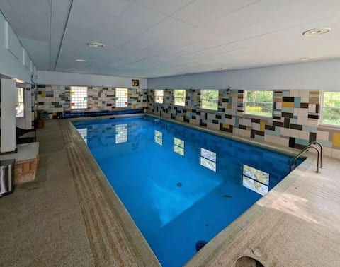 Family Getaway: Indoor Pool, Sauna & Arcade