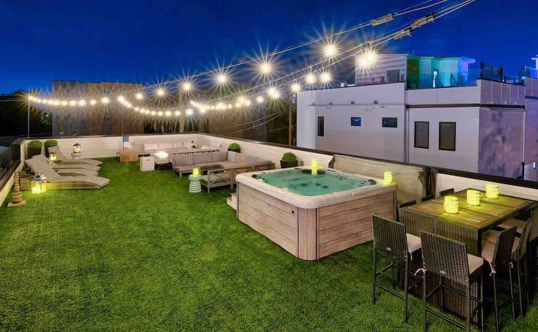 Huge Ultimate Lux! 16 Beds-Hot Tub & Elevator! gallery image 2