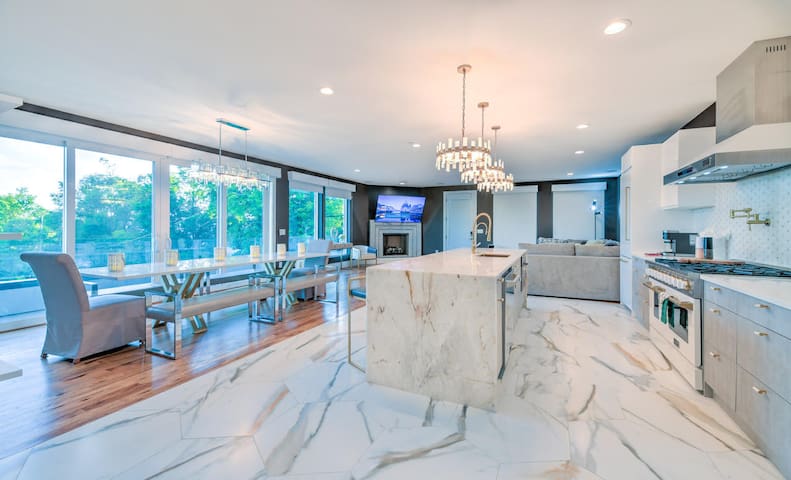 Huge Ultimate Lux! 16 Beds-Hot Tub & Elevator! gallery image 3