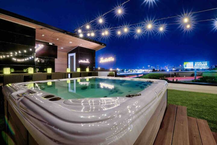 Huge Ultimate Lux! 16 Beds-Hot Tub & Elevator! gallery image 5