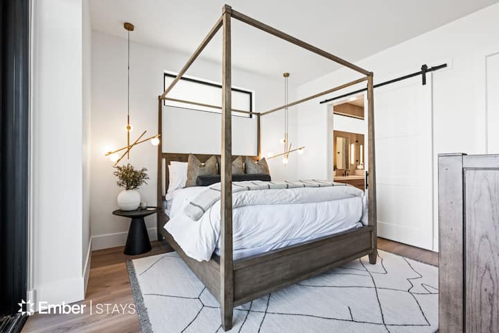 906 W Sapphire Sky - www.trussmedia.co - 020-2