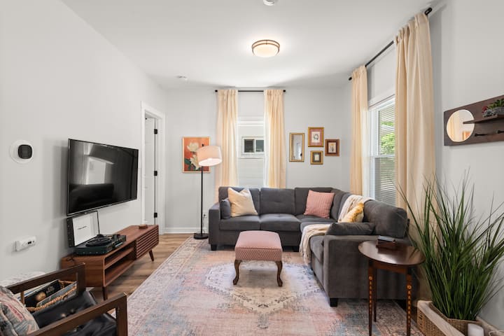 King Suite - Sleeps 8 - Pet Friendly - Porch