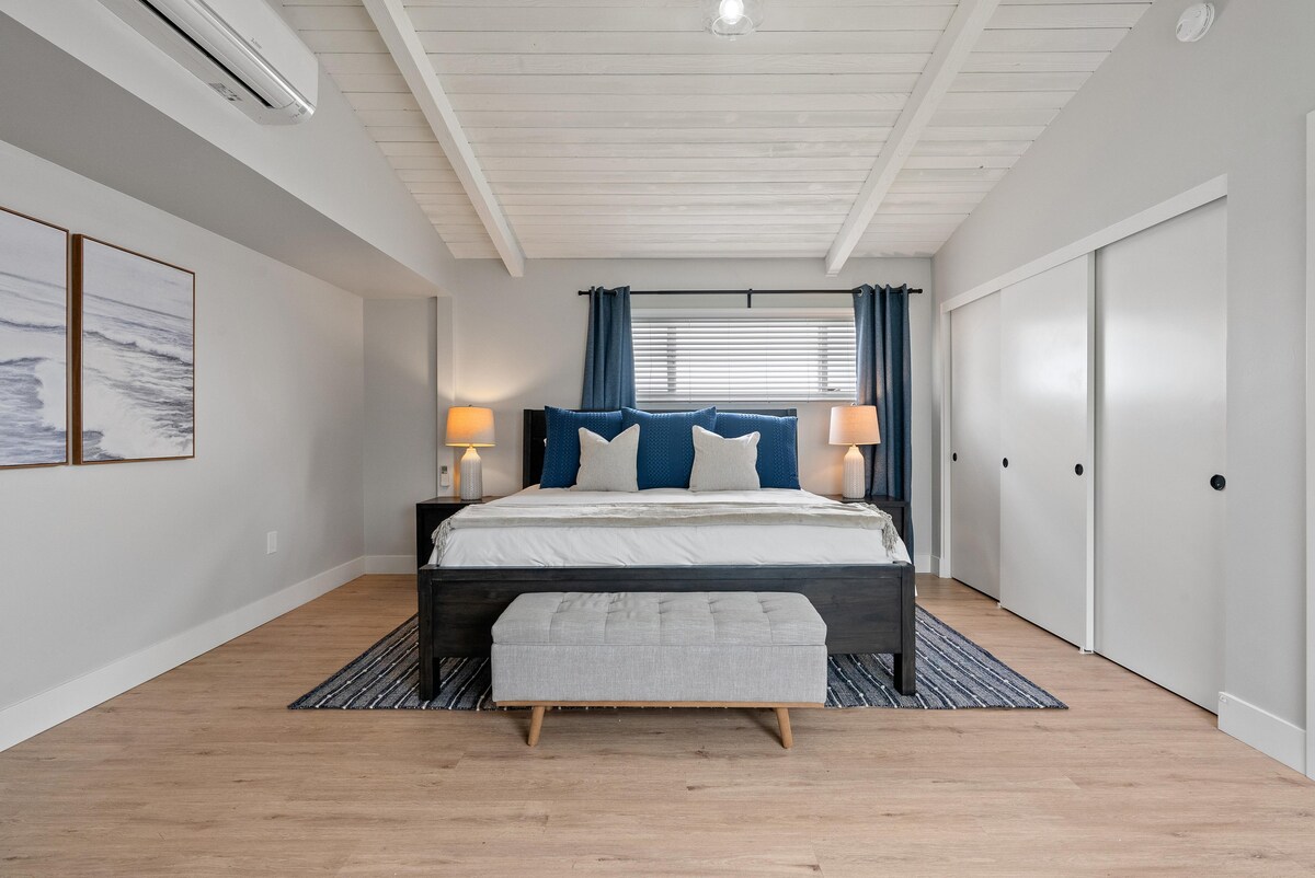 Un pequeño escritorio es perfecto para trabajar o estudiar. Para una noche de sueño tranquilo, las cortinas opacas cuelgan en las ventanas de ambas habitaciones. Este dormitorio está diseñado para la máxima comodidad y funcionalidad.