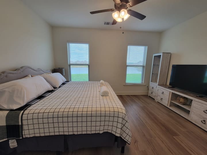 Master Bedroom - 1 king bed & TV