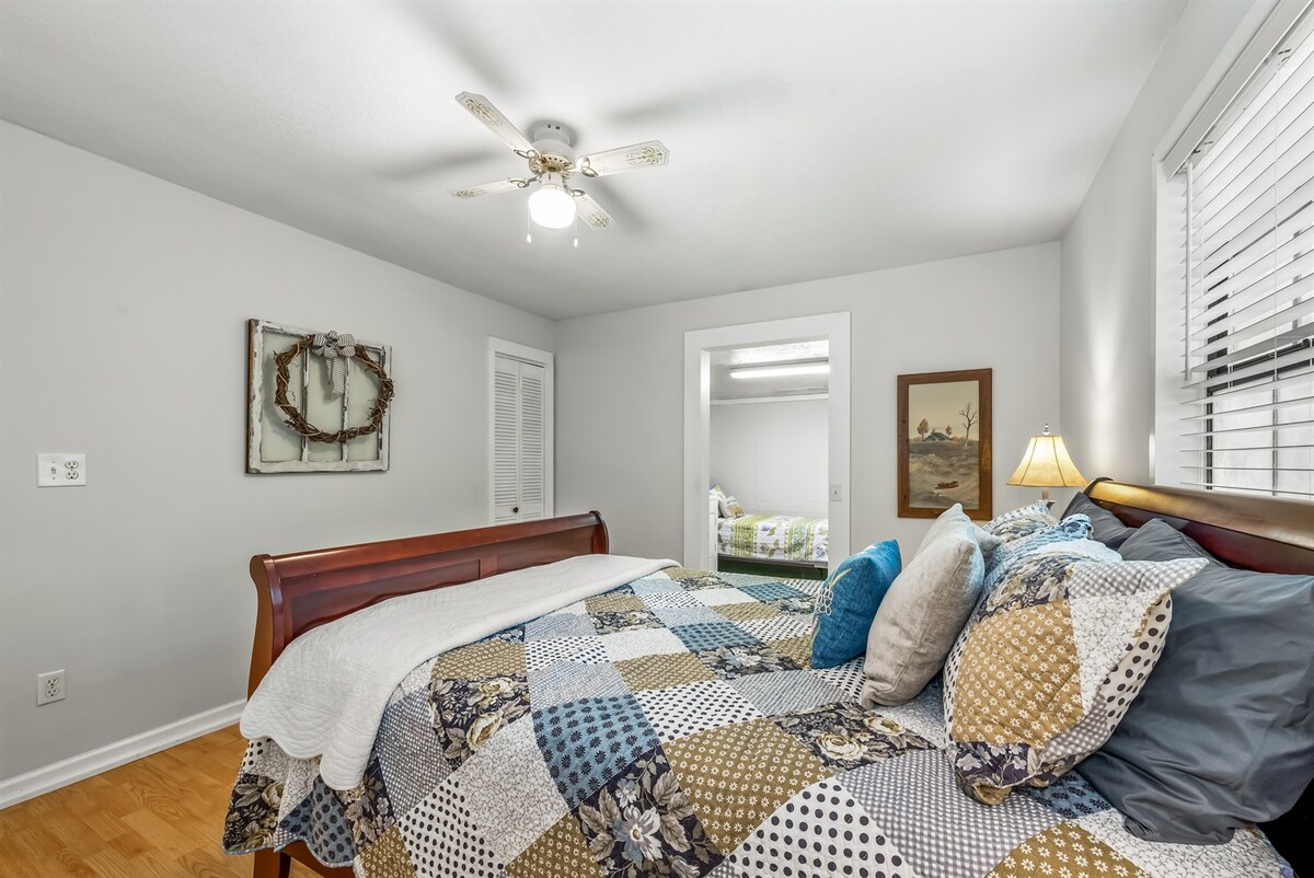 Dhoma kryesore e gjumit me krevat dopio "queen" - shtroja të rehatshme!