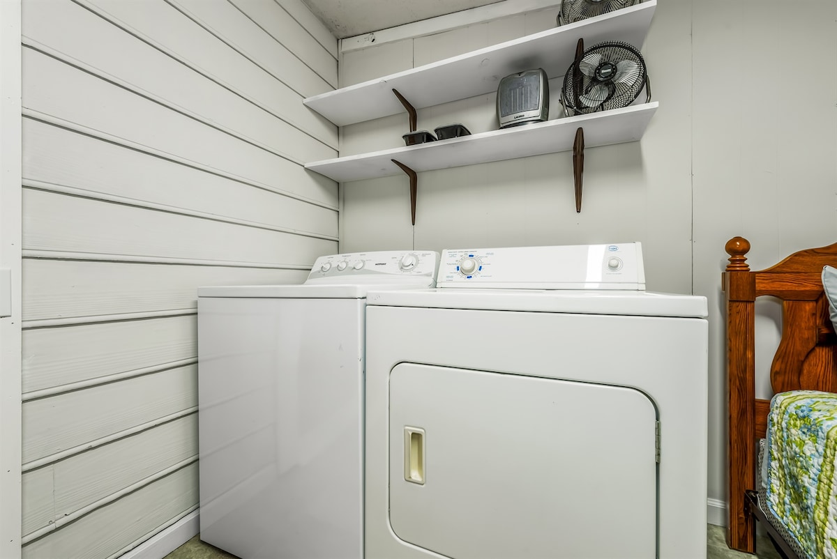 Dhomë bonus pranë dhomës kryesore të gjumit me dollap, lavatriçe, tharëse, krevat dopio shtesë