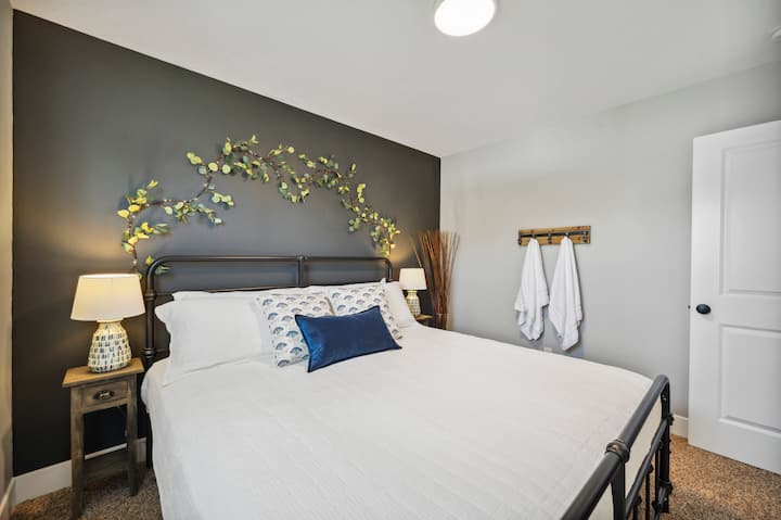2nd-Bedroom (King) | Adjacent to 2nd-Full Bath in Hall | Closet