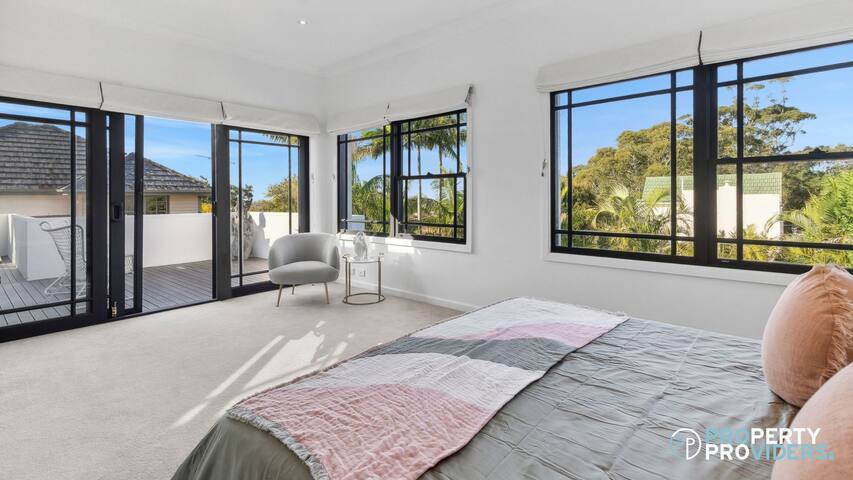 Incredible 5 Bedroom Family Home with Pool! gallery image 4