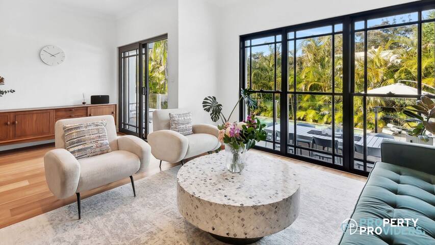 Incredible 5 Bedroom Family Home with Pool! gallery image 3