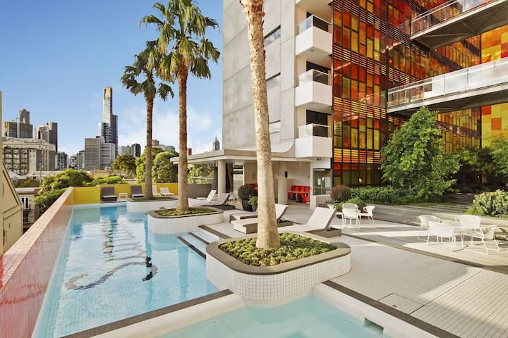 Coventry Classic Retreat Pool, Spa & City Access - Melbourne
