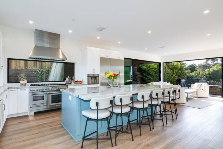 Luxury Pool Haven with Views and Fireworks gallery image 5