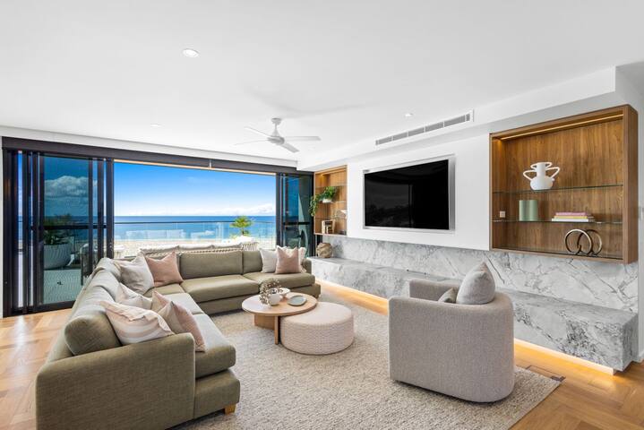 Fabulous Beachfront Penthouse at First Bay Coolum gallery image 3