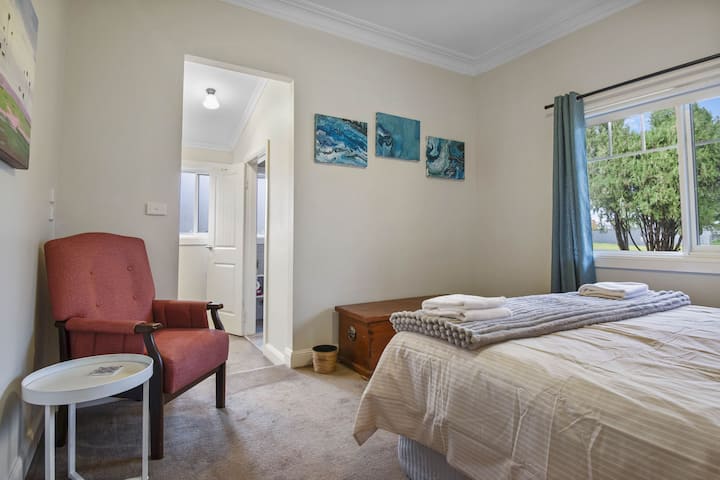 غرفة النوم الرئيسية - سرير كينج + ثم