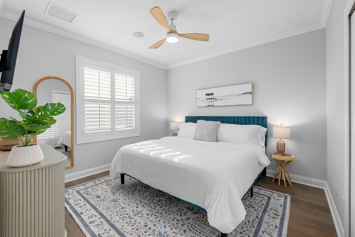 חדר שינה עם מיטת קינג-סייז ועיצוב חופי מרגיע