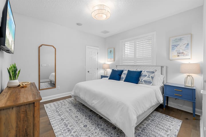 Dhomë e ndritshme për vizitorët me televizor inteligjent