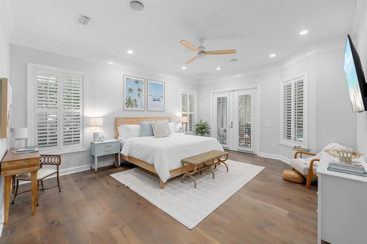 Suitë e ndritshme kryesore me dritë natyrale, hapësirë për t 'u ulur dhe hapësirë pune