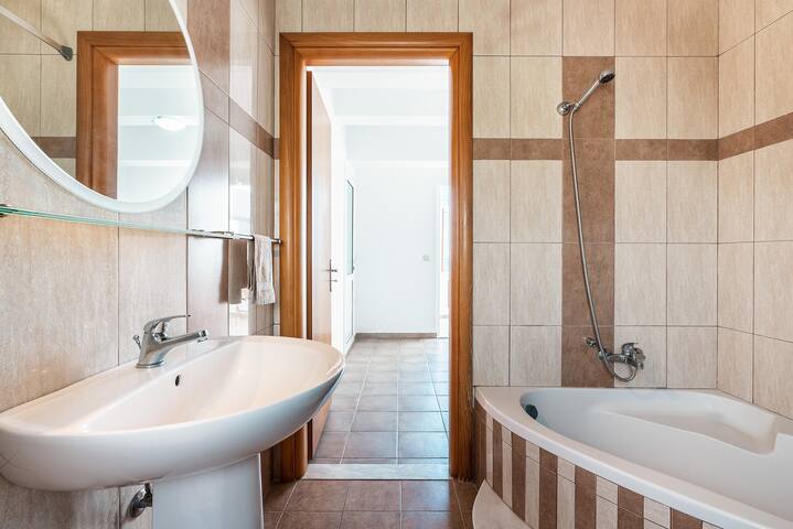 White Pearl gallery image 3